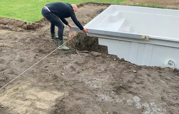 Foto: poolschakt med packad makadambädd