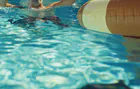 Foto: pool med badande i högsommar