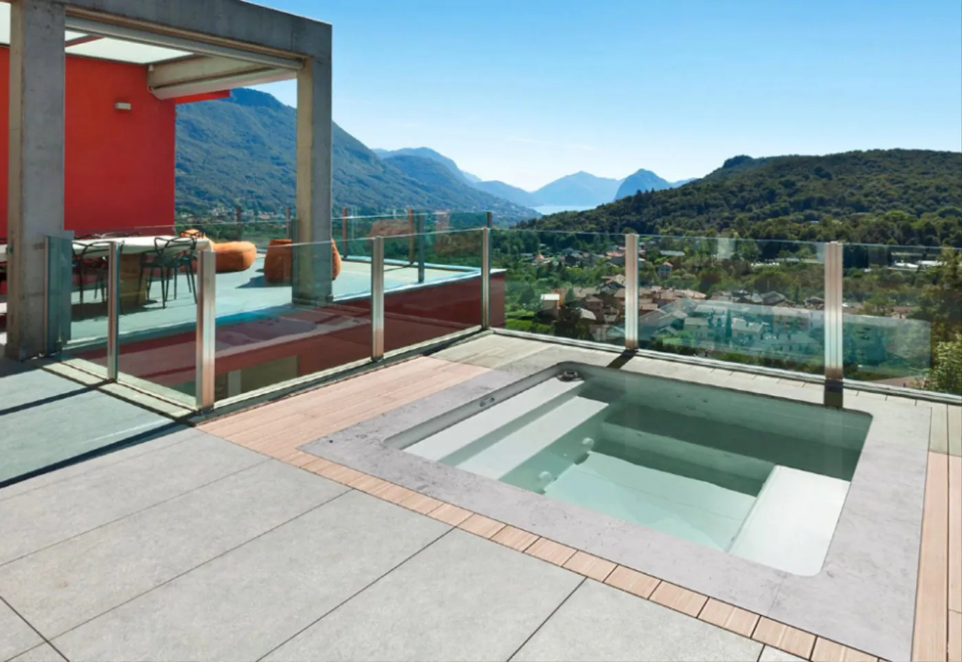 Glasfiberpool Thalia 250 på terrass med utsikt