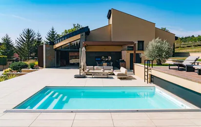 Bild: glasfiberpool i trädgård