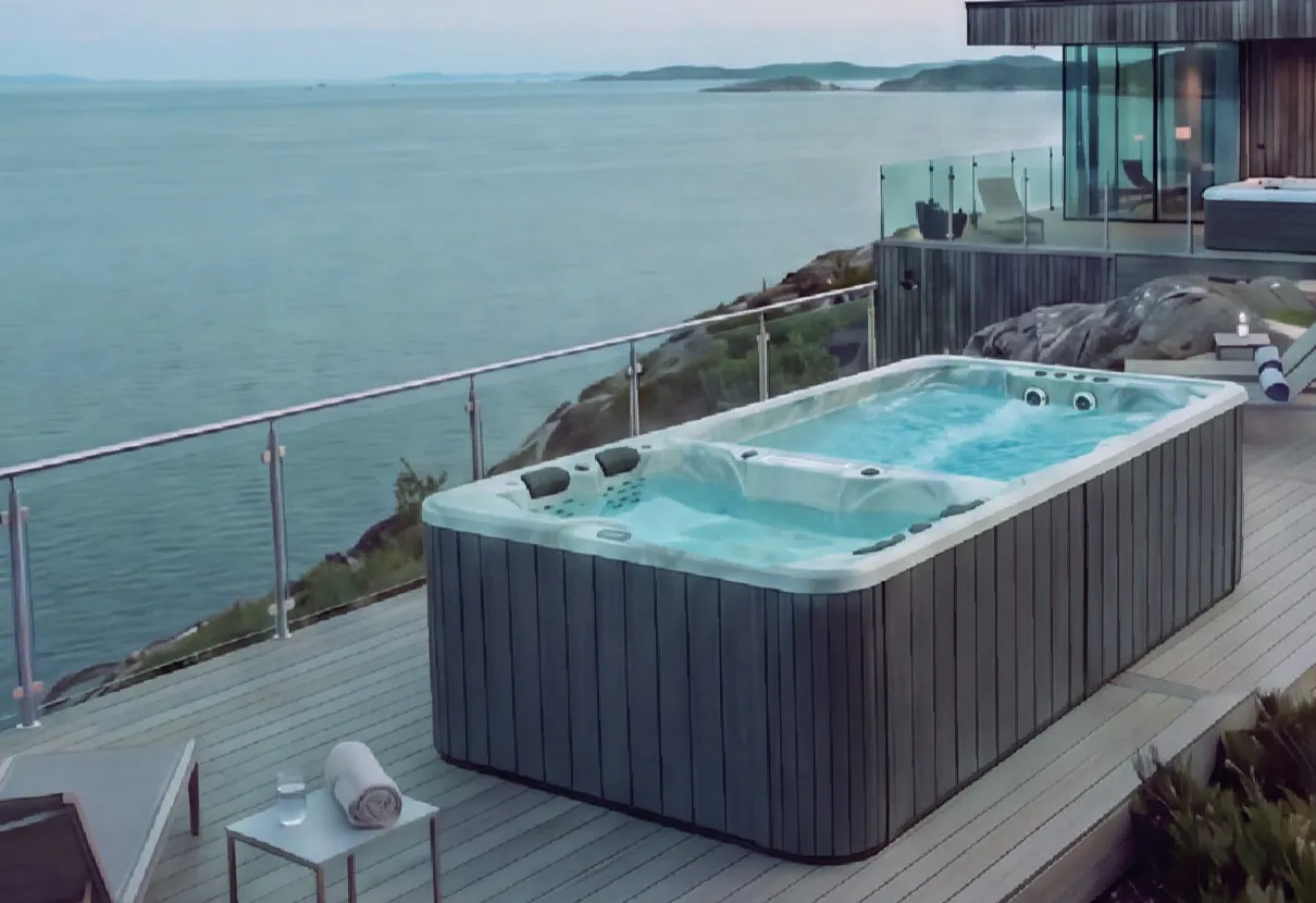 Svenska Neptun Swim & Relax 6,0 Duo installerad på trädäck vid havet