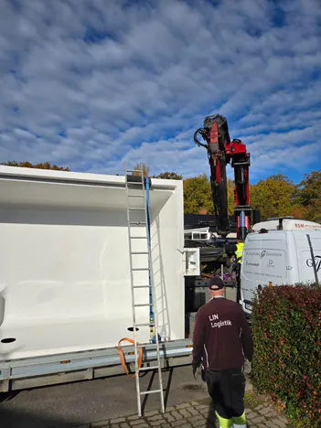 Glasfiberpool på lastbil från Gullberg och Jansson med kranbil