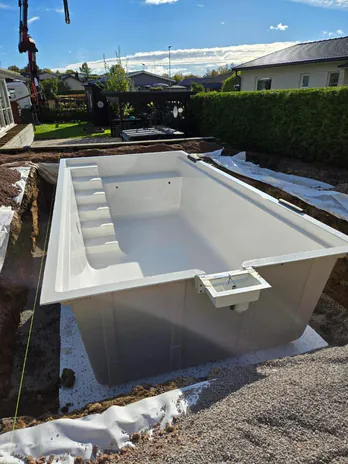 Poolen på plats i gropen