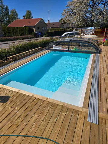 Pool inbyggd i trädäck med pooltak