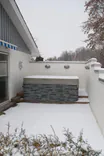Foto: vinterstängd pool under snötäcke