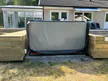 Foto: spabad med lock i trädgård