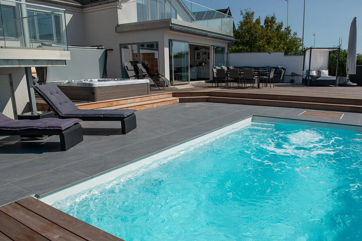 Pool och spabad i trädgård