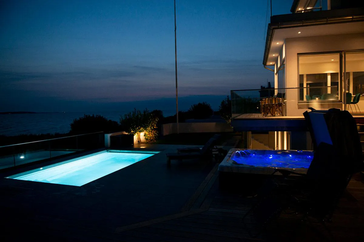 Pool i kvällsljus vid villa
