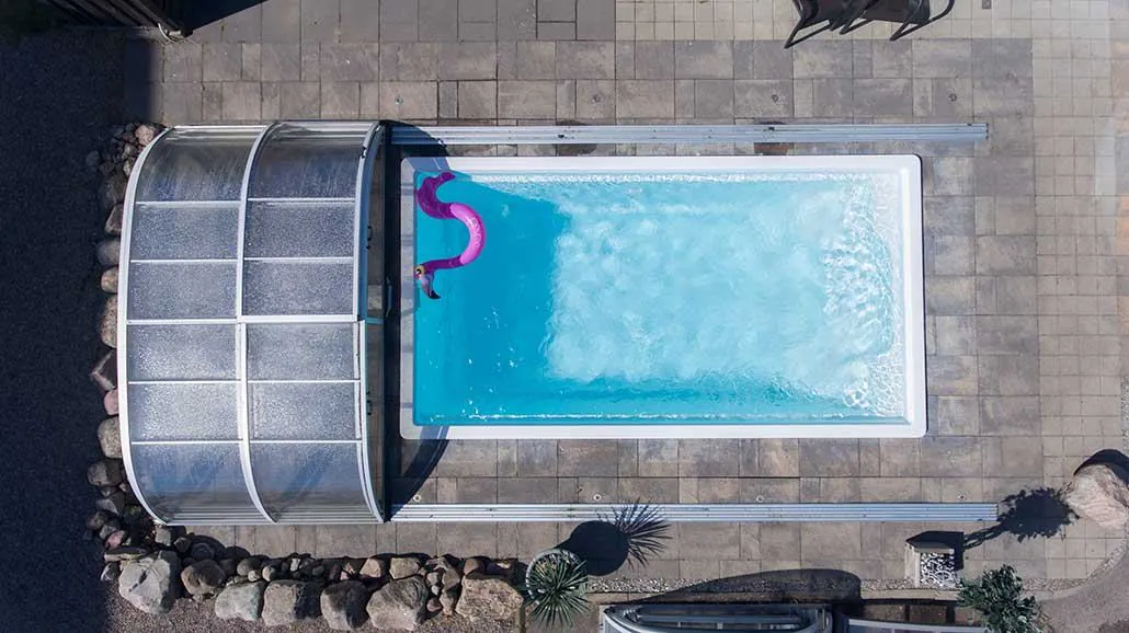 Pool med pooltak, sett ovanifrån