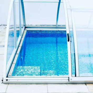 Foto: vinterstängd pool under täckning