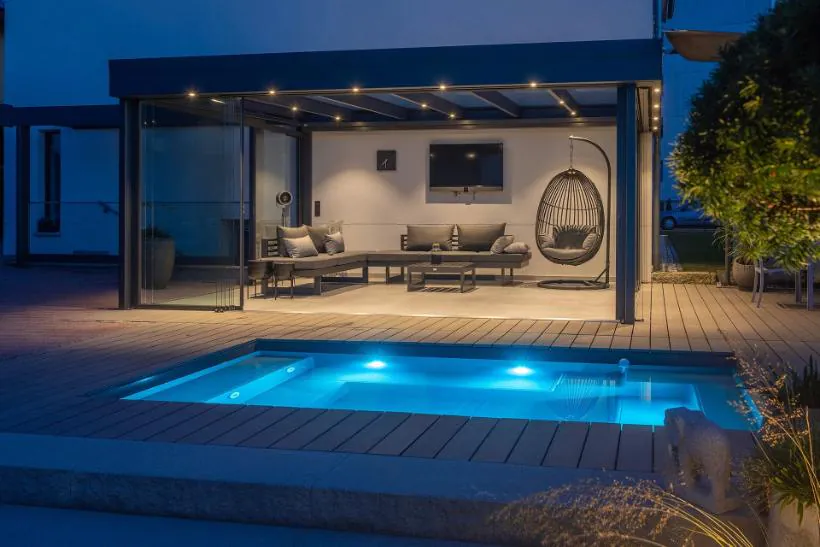 Glasfiberpool Thalia installerad i trädgård